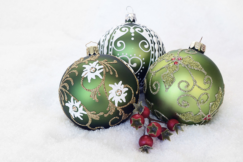 b2bcards corporate christmas eacrd ref:b2bcards-snow-baubles-green-berries.jpg, Baubles,Berries,Snow, White,Green